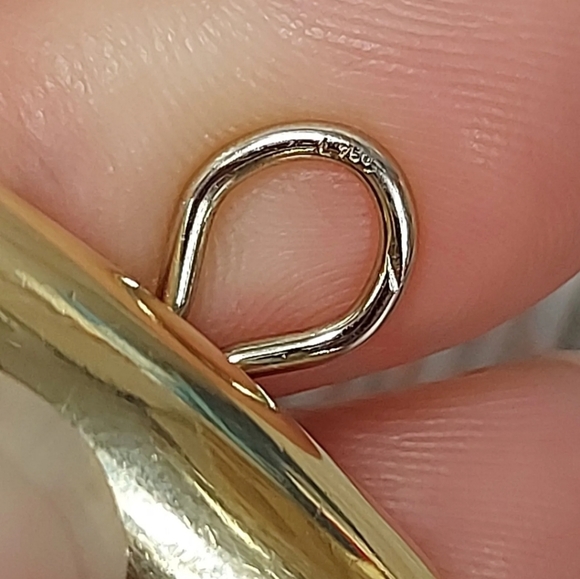 An exquisite pair of Artisanal Crafted 18kt Yellow Gold Clip-back Earrings - Picture 6 of 11